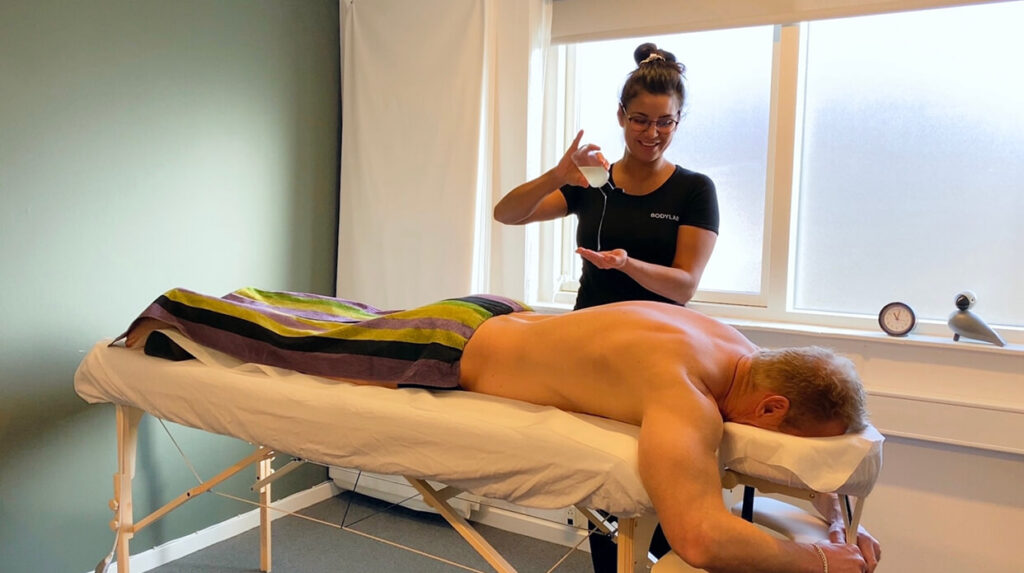 Karina ilsø massør ved Massage Studio i Randers er ved at give en massage