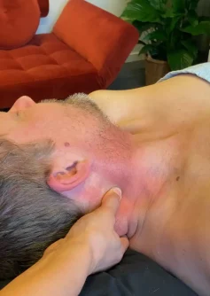 Klient der får massage af skulder, hals og nakkemusklaturer for lindring af spændinger og hovedpine massage i randers
